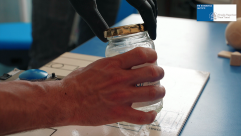 Experimental tests on robotic prosthesis_patient opens a jar