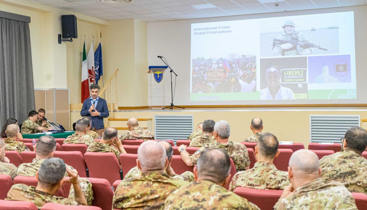 Luca Raineri al seminario "Operations Horizon Scanning", a Firenze, presso la caserma sede della Multinational Division – South (MND – S) della NATO